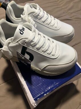 White Low-Top Men’s Casual Sneakers with Black Accent